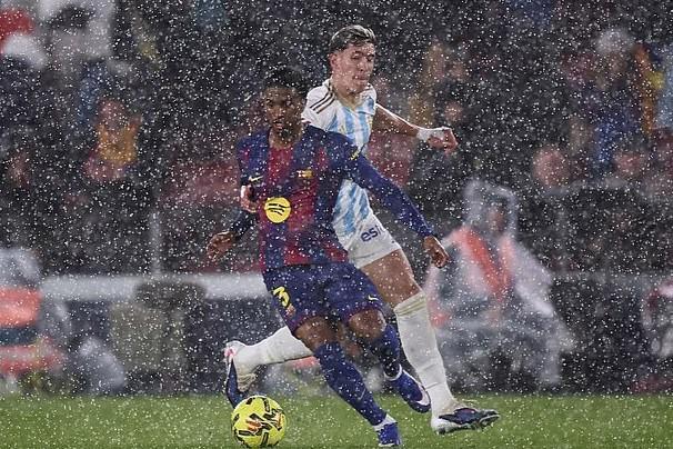 德甲直播-暴雨倾泻进诺坎普球场，记者纷纷在媒体席上撑起雨伞工作